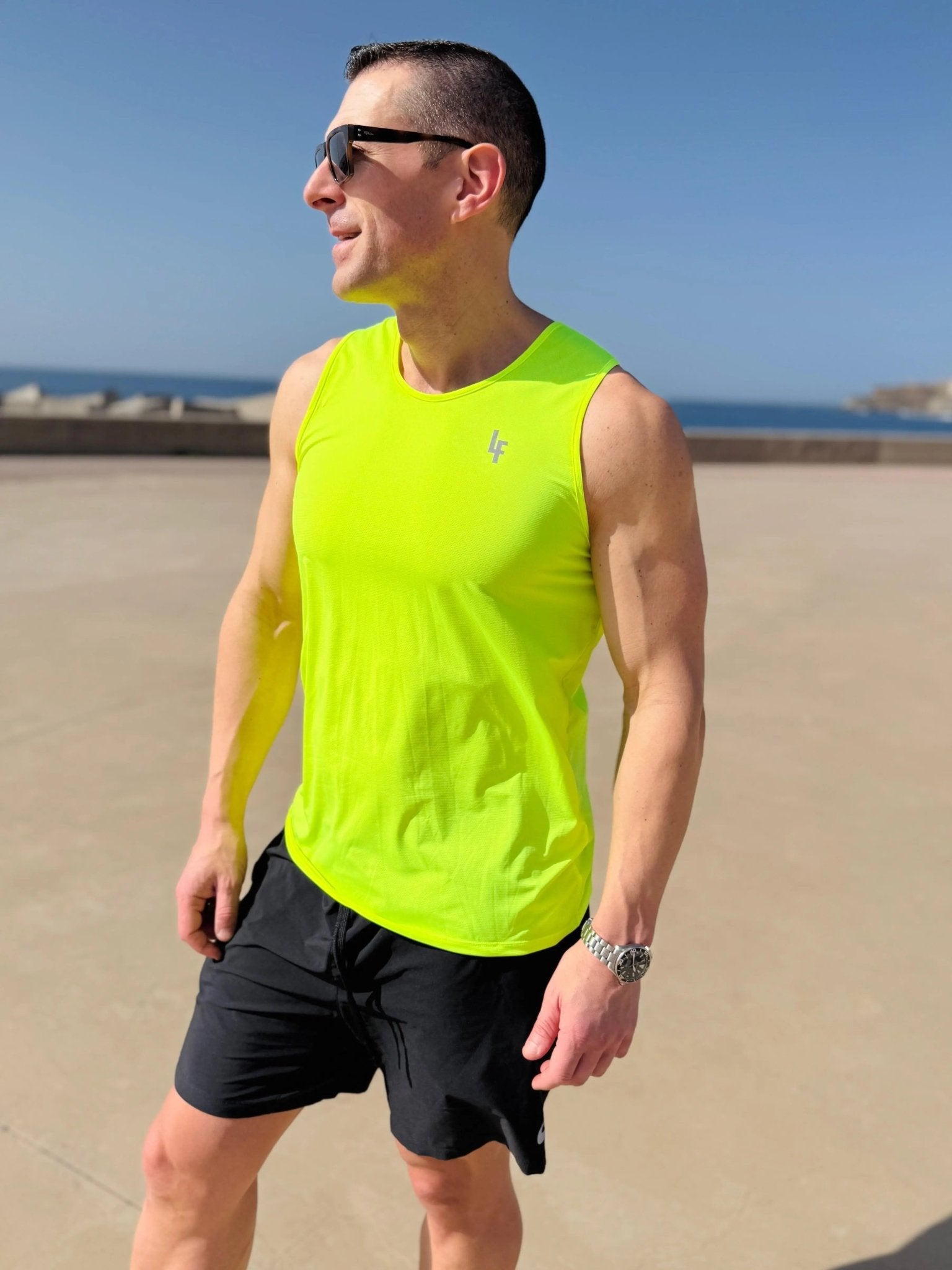 Hombre vistiendo la camiseta técnica sin mangas MAN-U de LUXFEEL en color Amarillo, diseñada para un alto rendimiento.