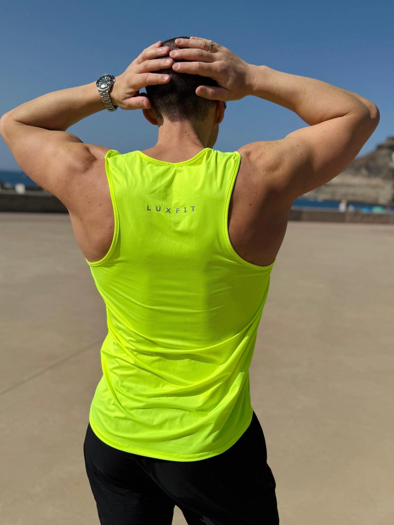 Hombre vistiendo la camiseta técnica sin mangas MAN-U de LUXFEEL en color Amarillo, diseñada para un alto rendimiento.