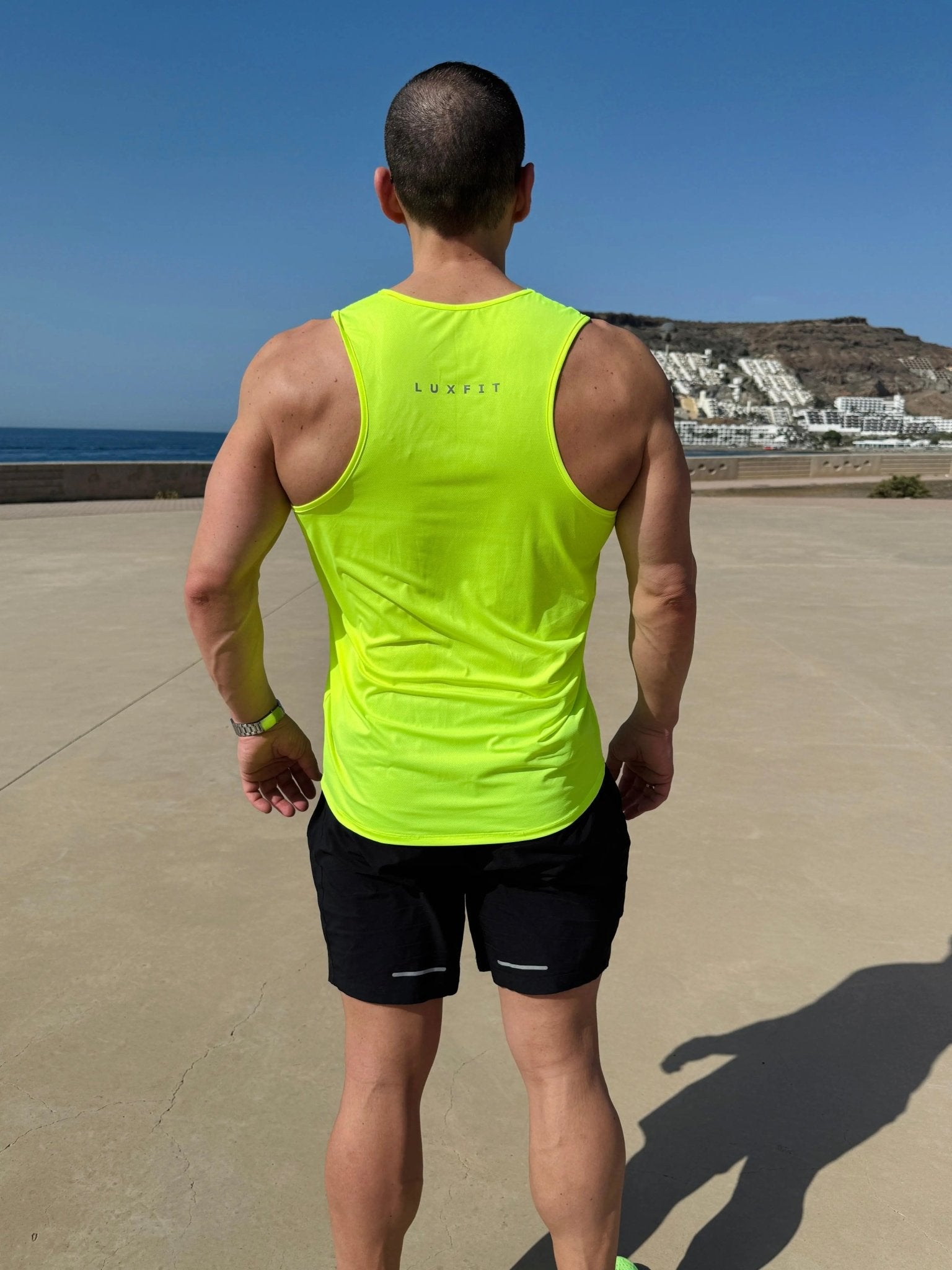 Hombre vistiendo la camiseta técnica sin mangas MAN-U de LUXFEEL en color Amarillo, diseñada para un alto rendimiento.