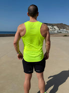 Hombre vistiendo la camiseta técnica sin mangas MAN-U de LUXFEEL en color Amarillo, diseñada para un alto rendimiento.