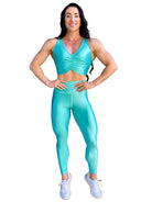 Mujer vistiendo el conjunto deportivo azul celeste de LUXFEEL, compuesto por el crop top brillante Adela Pearl Shine y el legging escultor Myself.