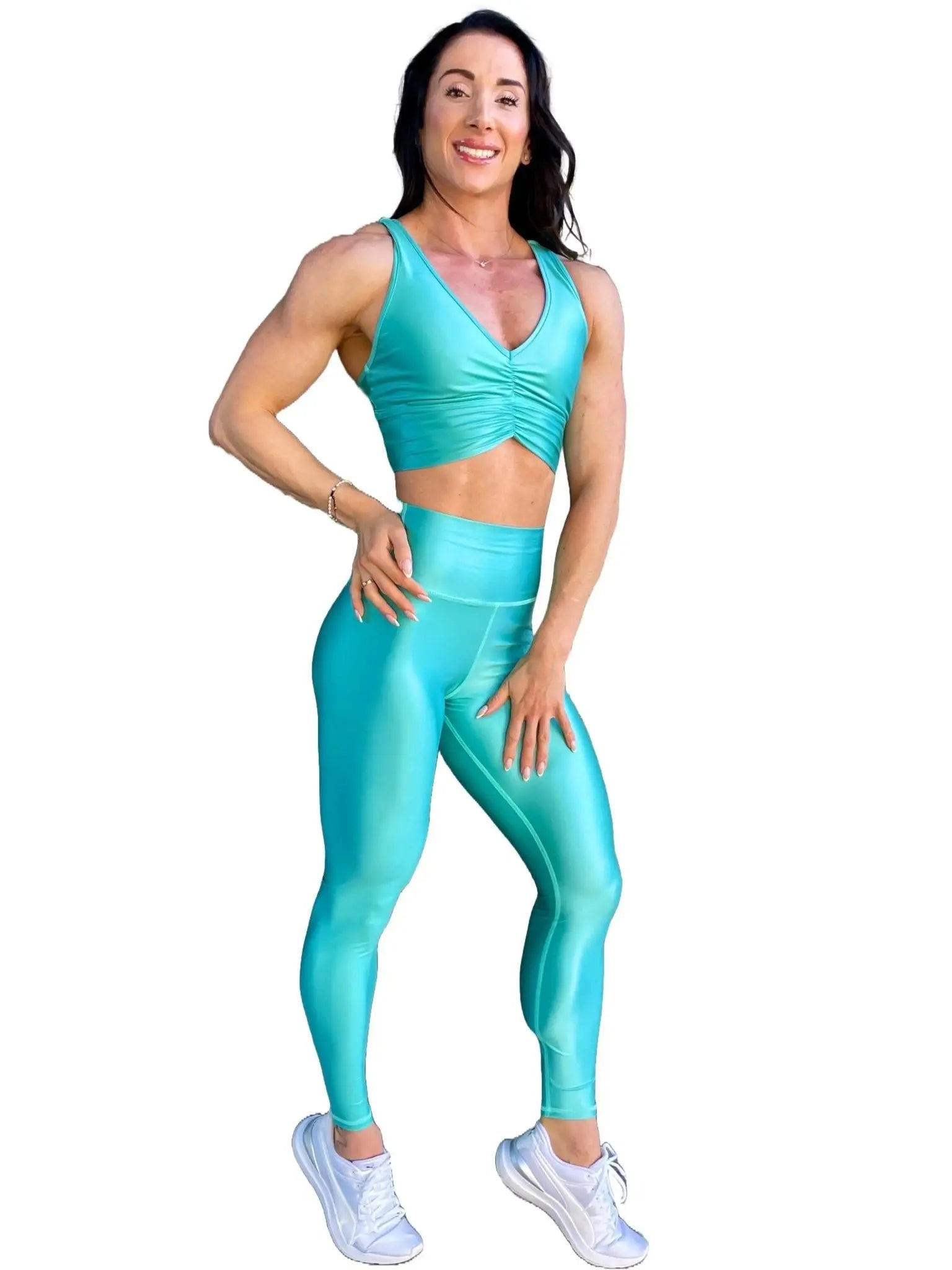 Mujer vistiendo el conjunto deportivo azul celeste de LUXFEEL, compuesto por el crop top brillante Adela Pearl Shine y el legging escultor Myself.