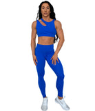 Mujer vistiendo el conjunto deportivo azul de LUXFEEL, compuesto por el top asimétrico Vanesa y el legging escultor Myself.