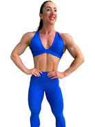 Mujer vistiendo el conjunto deportivo azul de LUXFEEL, con el Top Paula en su estilo de tirantes rectos y el legging escultor Myself.