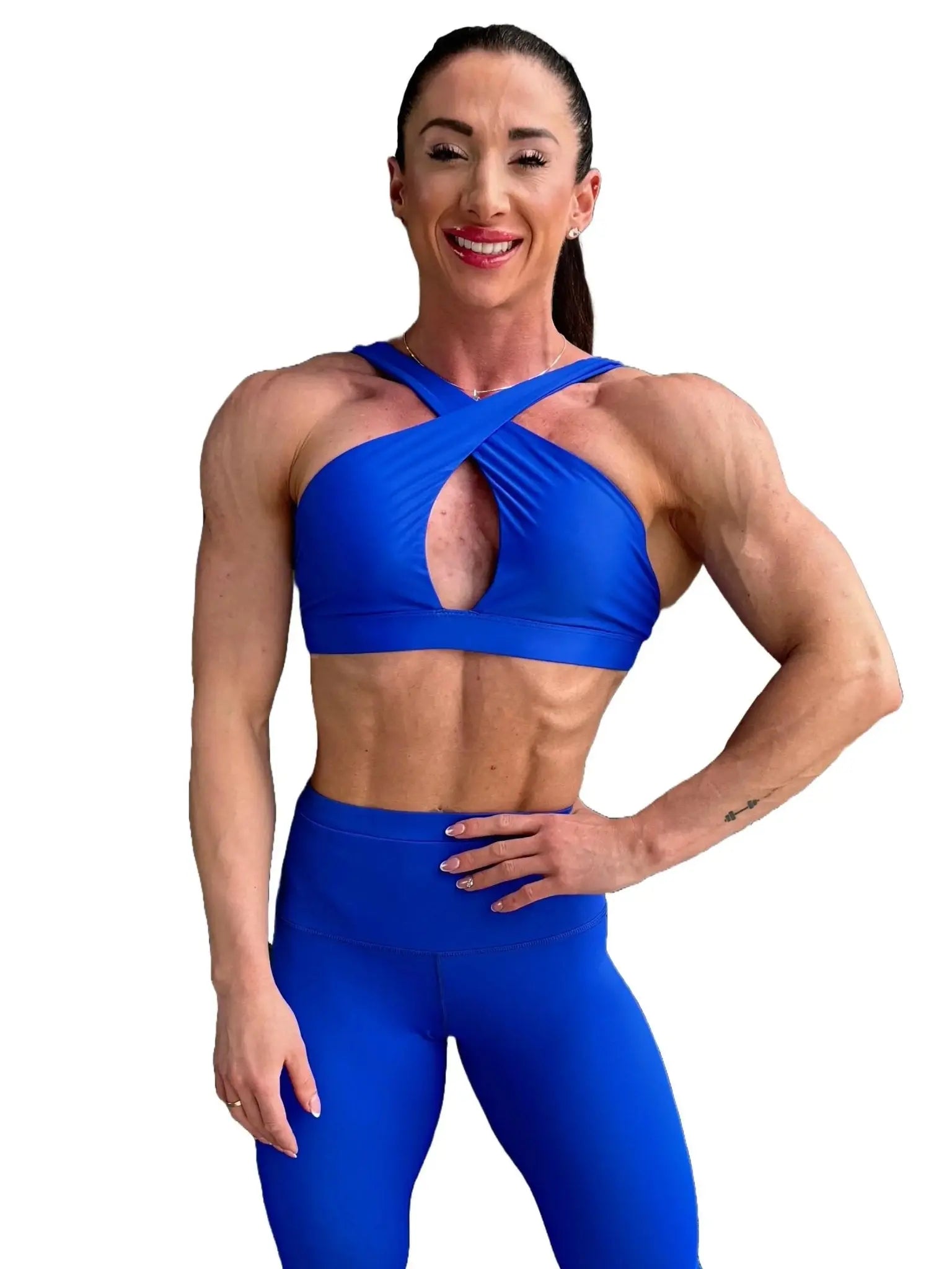 Mujer vistiendo el conjunto deportivo azul de LUXFEEL, con el Top Paula en su estilo de tirantes rectos y el legging escultor Myself.