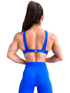 Mujer vistiendo el conjunto deportivo azul de LUXFEEL, con el Top Paula en su estilo de tirantes rectos y el legging escultor Myself.