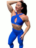 Mujer vistiendo el conjunto deportivo azul de LUXFEEL, con el Top Paula en su estilo de tirantes rectos y el legging escultor Myself.