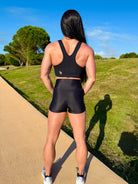 Modelo con el Conjunto Negro - Top Adela y Short Cintura Alta  de LUXFEEL