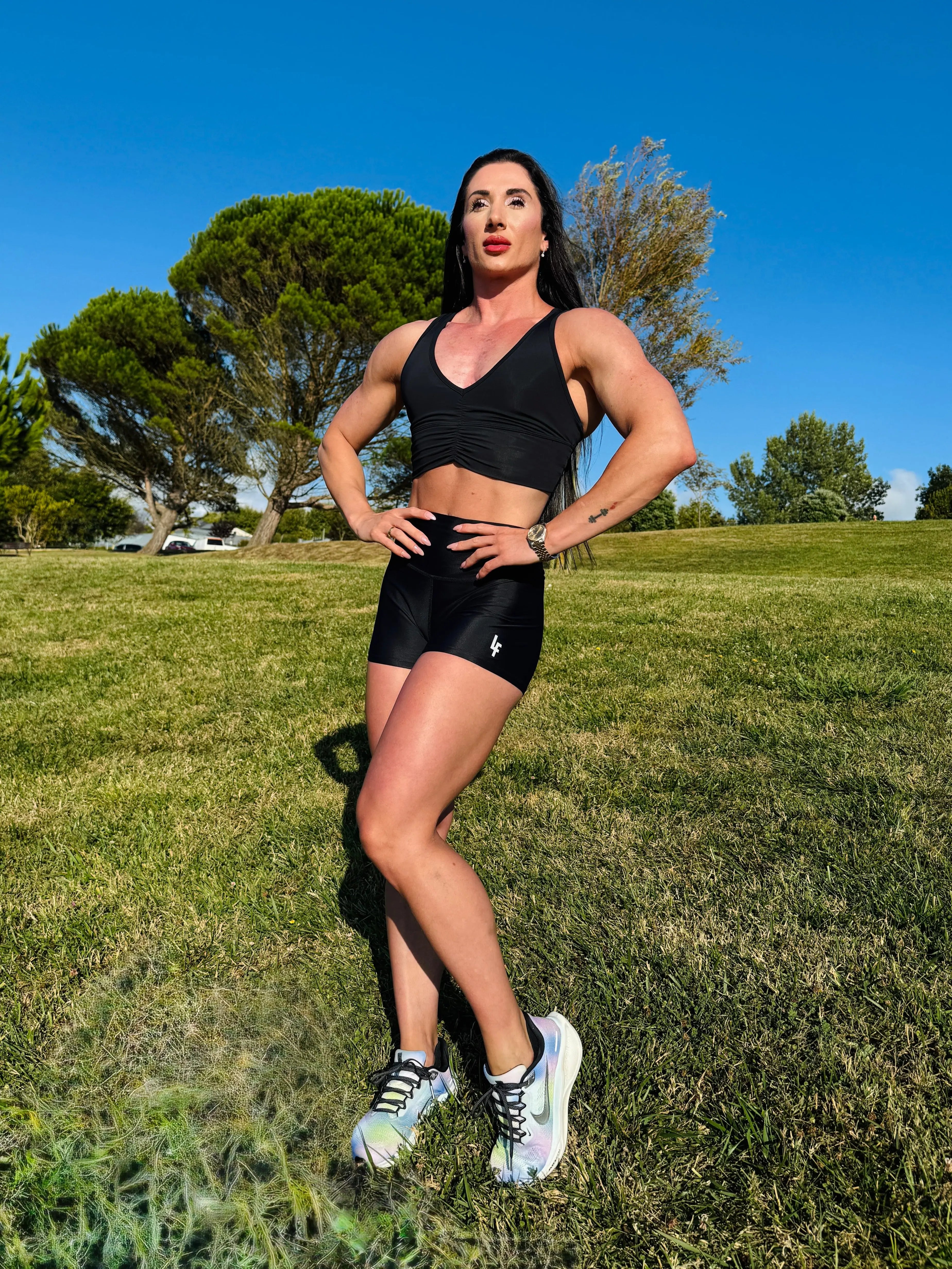 Modelo con el Conjunto Negro - Top Adela y Short Cintura Alta  de LUXFEEL