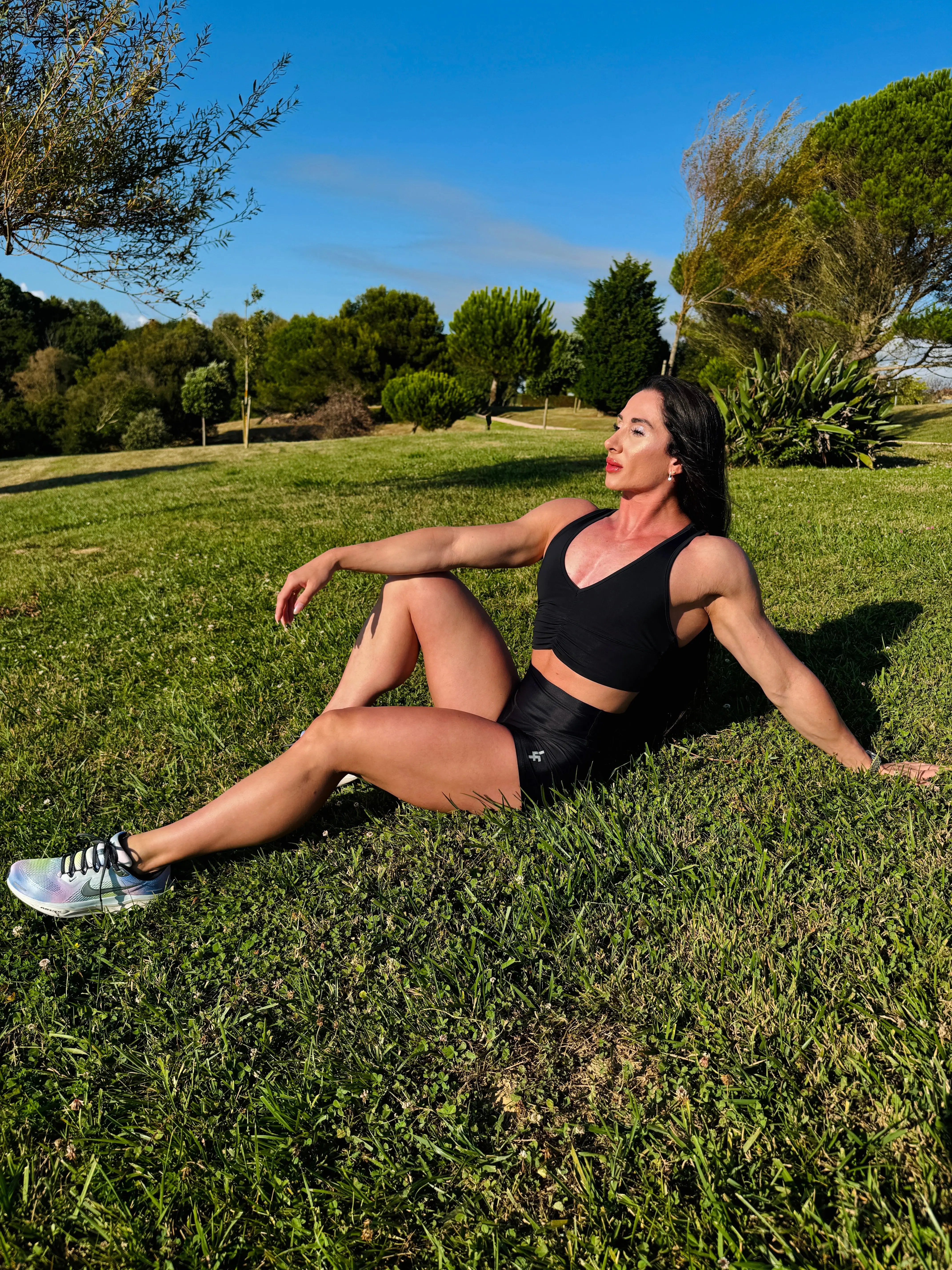 Modelo con el Conjunto Negro - Top Adela y Short Cintura Alta  de LUXFEEL