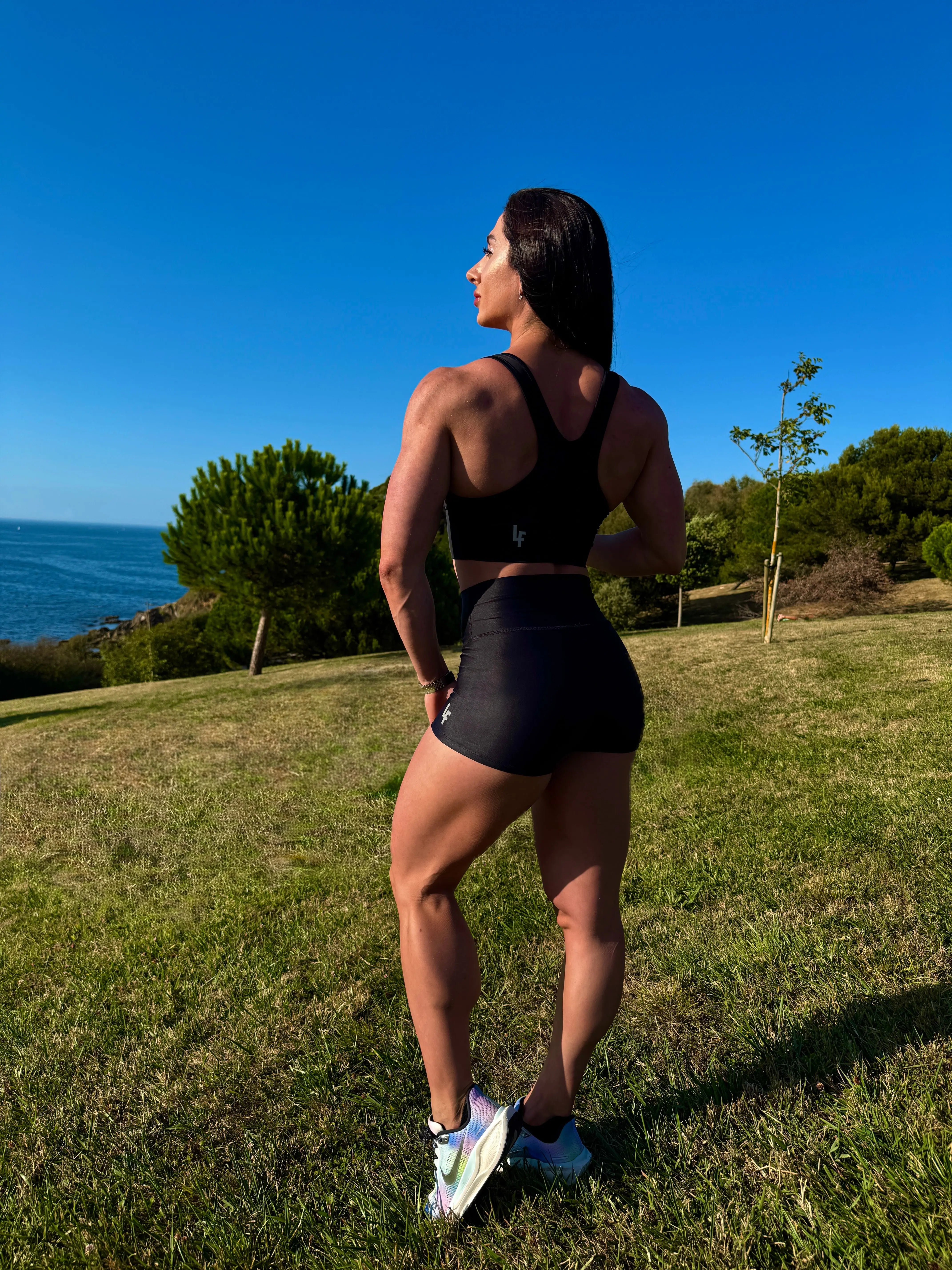 Modelo con el Conjunto Negro - Top Adela y Short Cintura Alta  de LUXFEEL