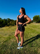 Modelo con el Conjunto Negro - Top Adela y Short Cintura Alta  de LUXFEEL