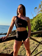 Modelo con el conjunto Negro - Top Carmela y Short Cintura Alta de LUXFEEL de frente