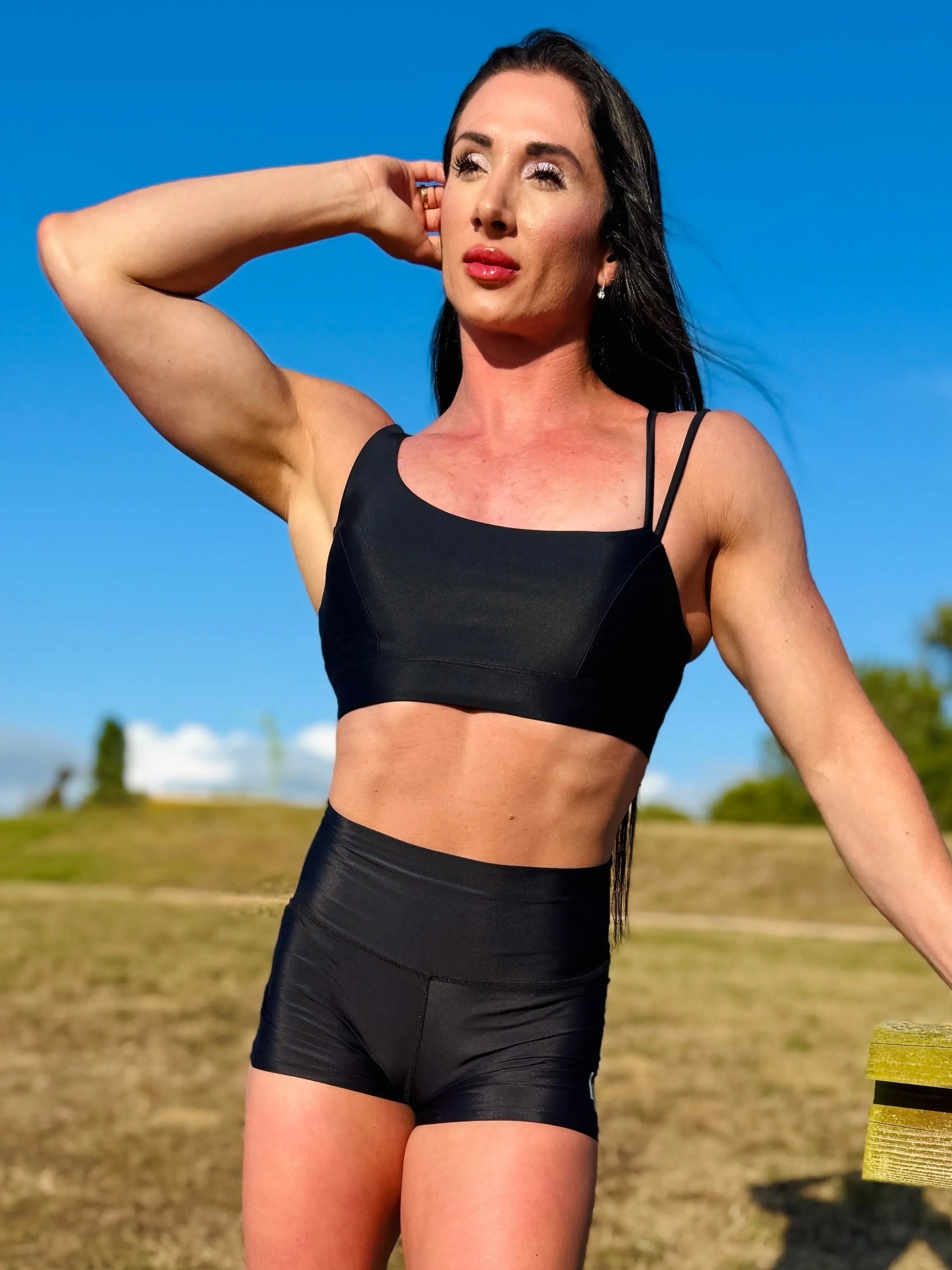 Modelo en el campo de frente mostrando el conjunto Negro (Top Valentina y Short) - LUXFEEL