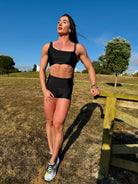 Modelo en el campo de frente mostrando el conjunto Negro (Top Valentina y Short) - LUXFEEL