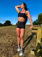 Modelo en el campo de frente mostrando el conjunto Negro (Top Valentina y Short) - LUXFEEL