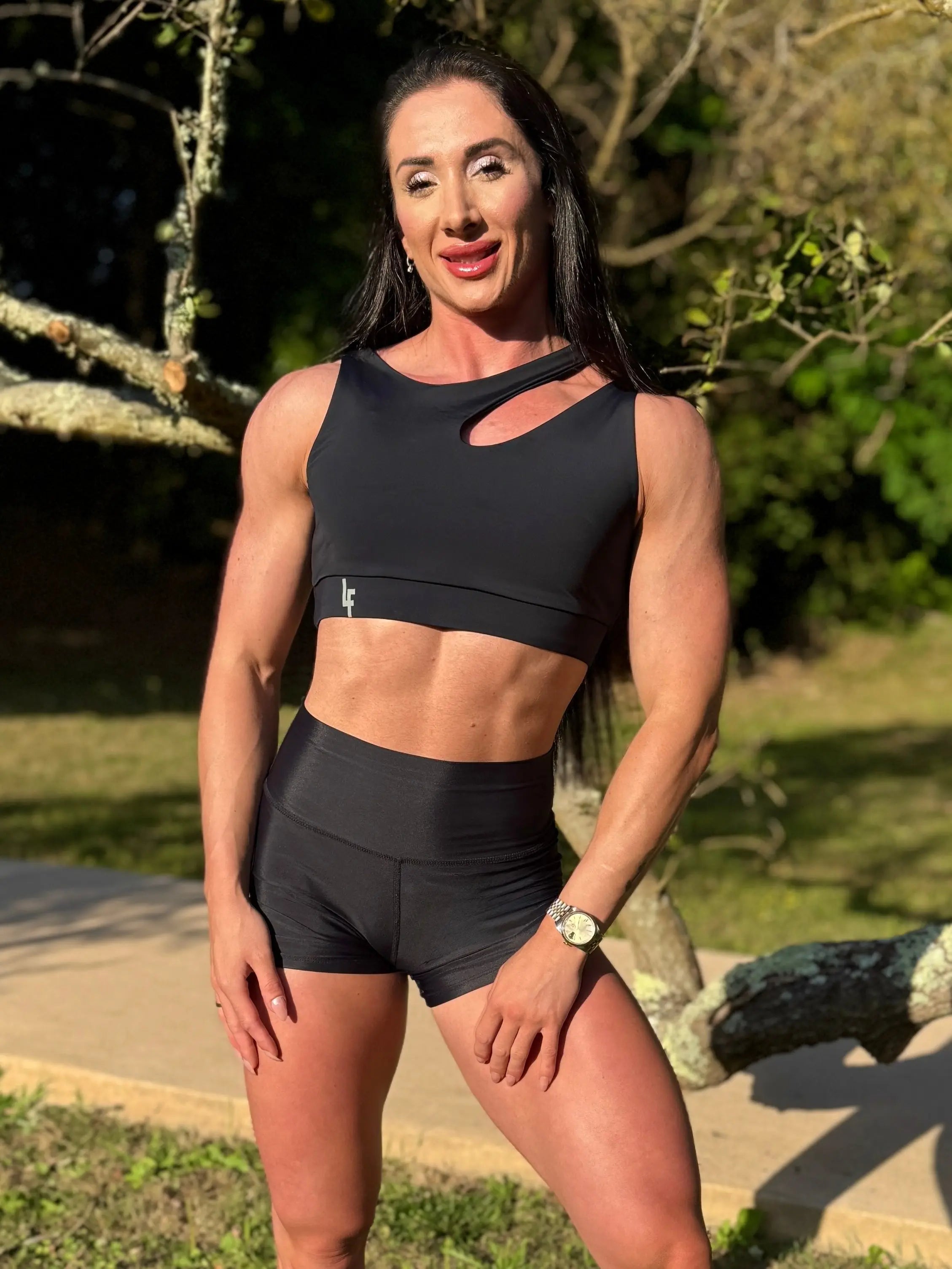 Modelo con el Conjunto Negro - Top Vanesa y Short Cintura Alta - LUXFEEL