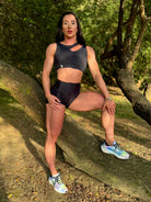 Modelo con el Conjunto Negro - Top Vanesa y Short Cintura Alta - LUXFEEL