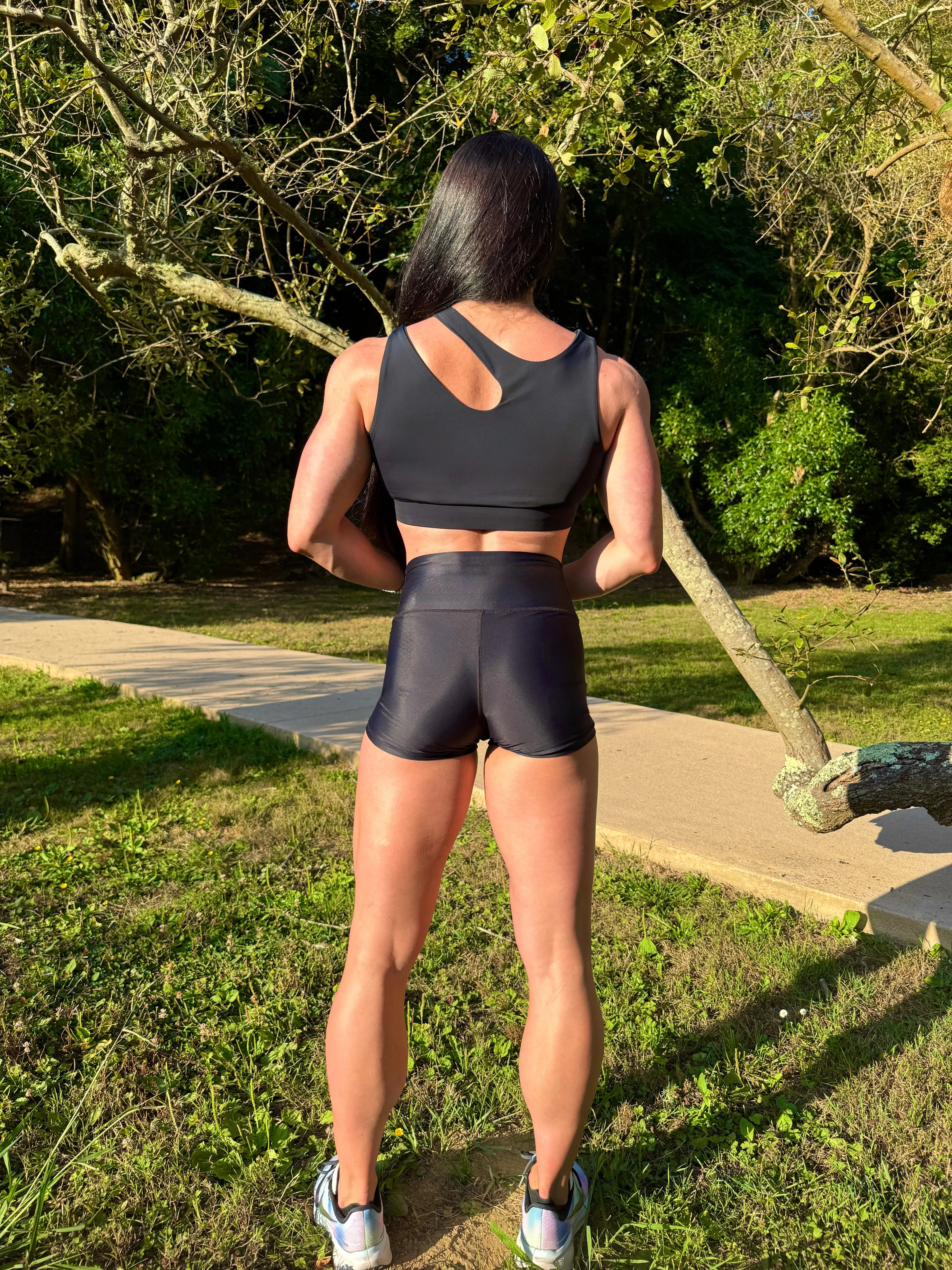 Modelo con el Conjunto Negro - Top Vanesa y Short Cintura Alta - LUXFEEL