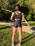 Modelo con el Conjunto Negro - Top Vanesa y Short Cintura Alta - LUXFEEL