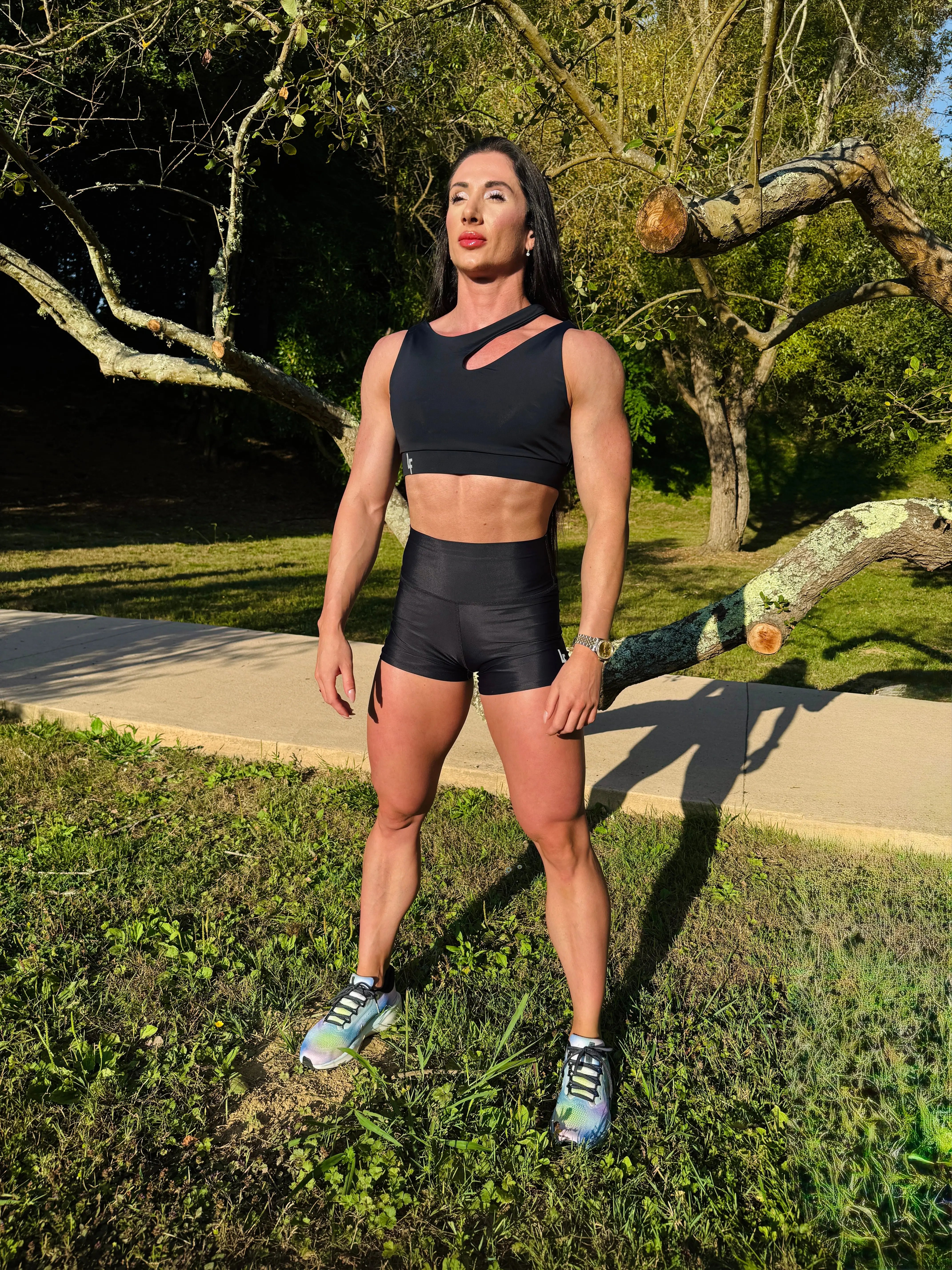 Modelo con el Conjunto Negro - Top Vanesa y Short Cintura Alta - LUXFEEL