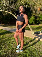 Modelo con el Conjunto Negro - Top Vanesa y Short Cintura Alta - LUXFEEL