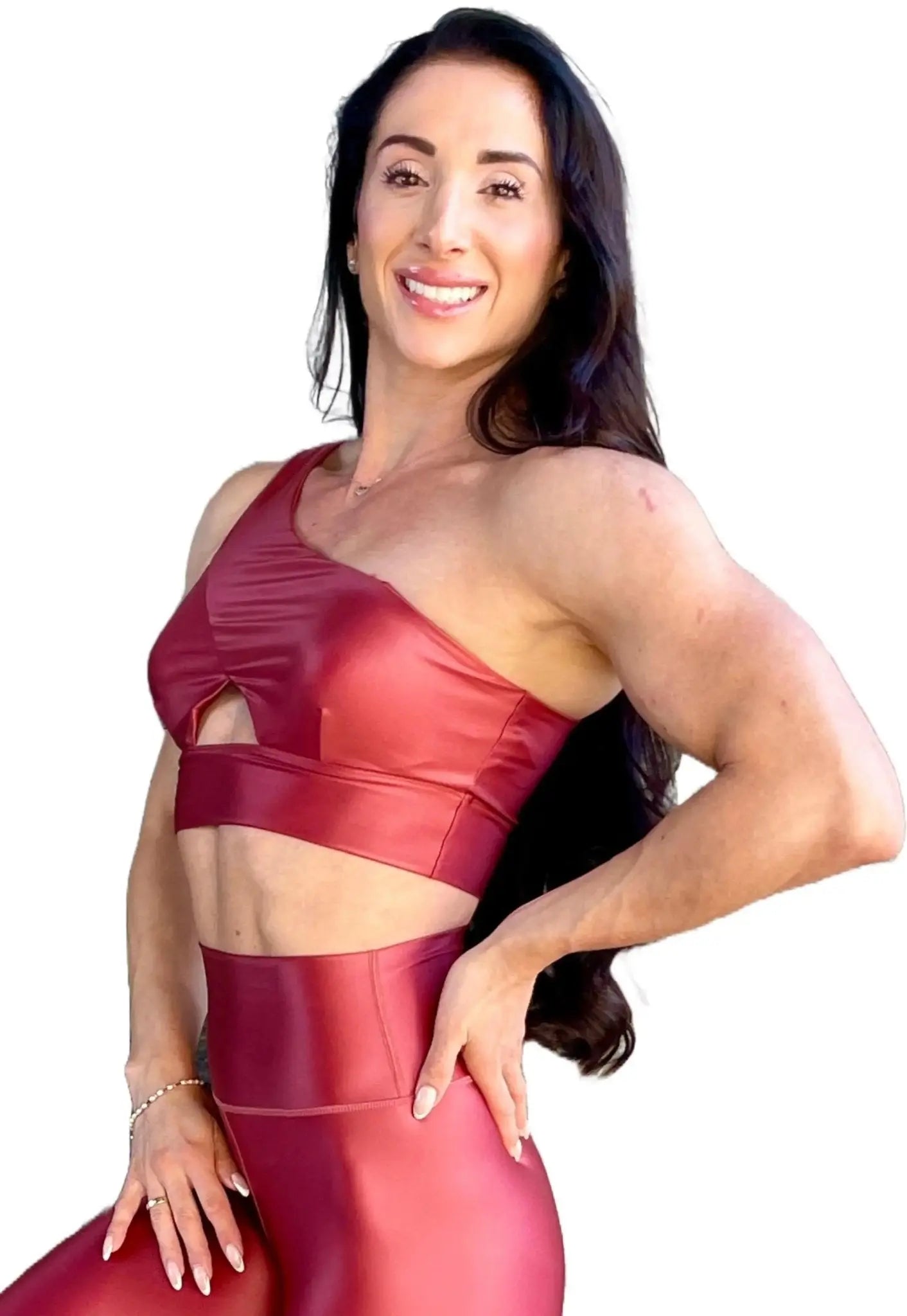 Mujer luciendo el top asimétrico brillante Top Carmela Pearl Shine de LUXFEEL en color Teja Brillante, con diseño de un solo hombro y apertura en el escote.