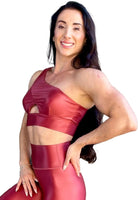 Mujer luciendo el top asimétrico brillante Top Carmela Pearl Shine de LUXFEEL en color Teja Brillante, con diseño de un solo hombro y apertura en el escote.