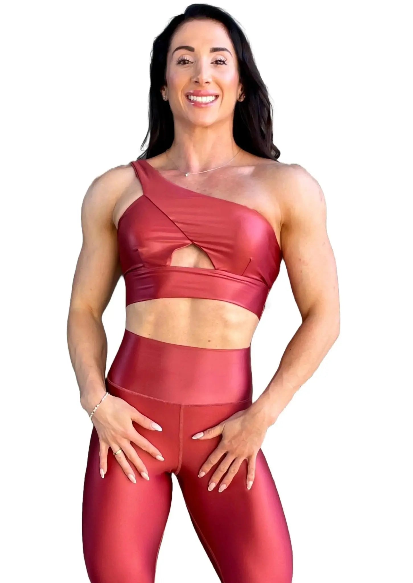 Mujer luciendo el top asimétrico brillante Top Carmela Pearl Shine de LUXFEEL en color Teja Brillante, con diseño de un solo hombro y apertura en el escote.