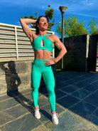 Mujer con conjunto verde - top Paula y legging Myself