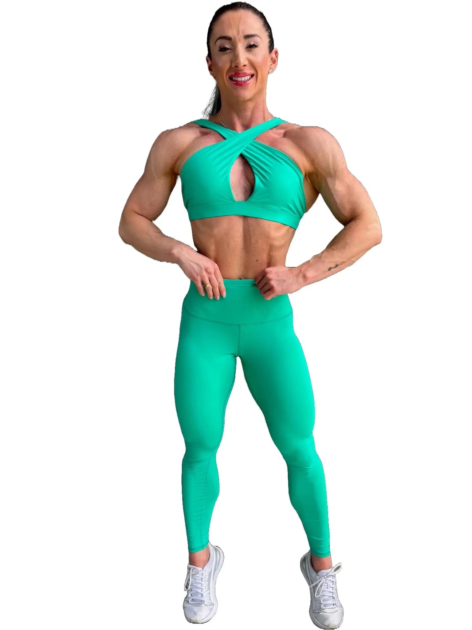 Modelo luciendo el conjunto verde de Top Paula y Legging Myself, mostrando el top con su diseño de tirantes cruzados para mayor sujeción.