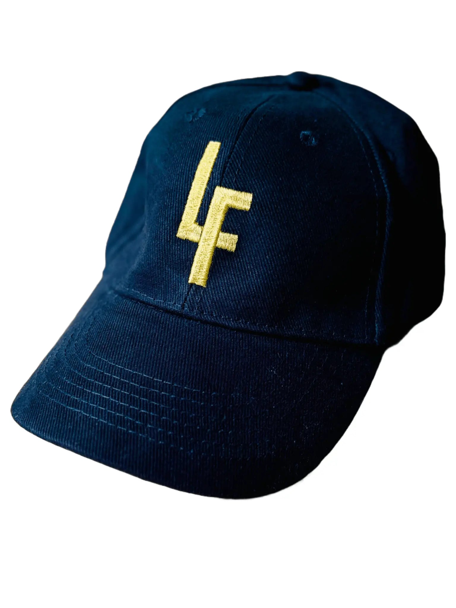 Gorra ovalada de diseño LUXFEEL en color Negro, con el logotipo LF en relieve en la parte frontal
