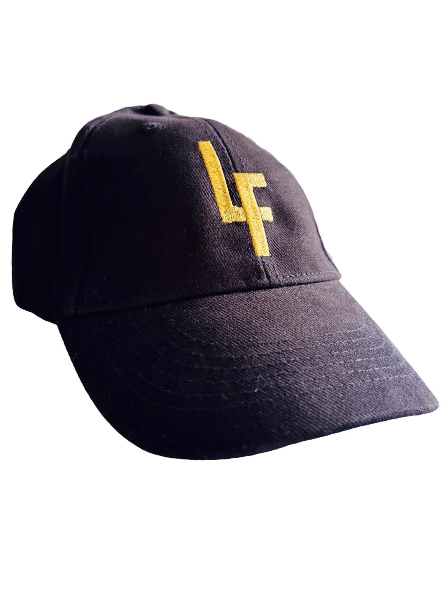 Gorra ovalada de diseño LUXFEEL en color Negro, con el logotipo LF en relieve en la parte frontal