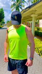 Gorra ovalada de diseño LUXFEEL en color Negro, con el logotipo LF en relieve en la parte frontal