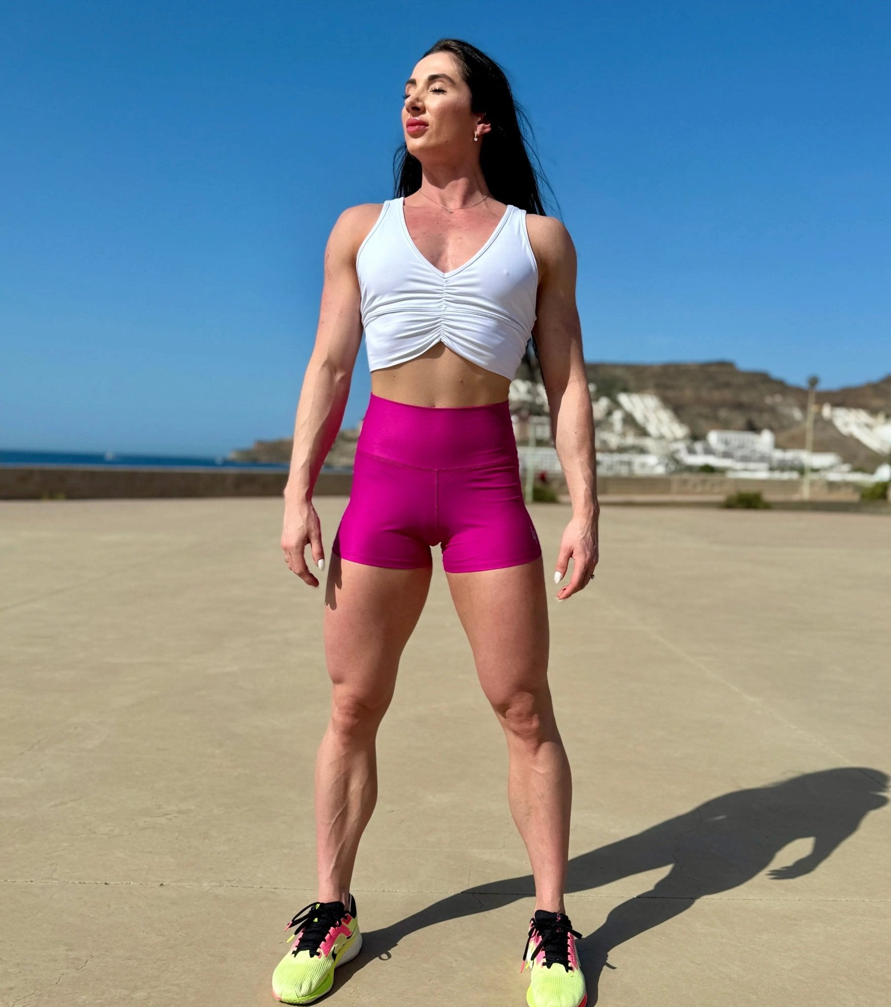 Mujer vistiendo el short deportivo de cintura alta Short Myself de LUXFEEL en color Rosa Bixbita, con diseño moldeador.