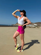 Mujer vistiendo el short deportivo de cintura alta Short Myself de LUXFEEL en color Rosa Bixbita, con diseño moldeador.