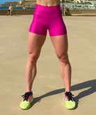 Mujer vistiendo el short deportivo de cintura alta Short Myself de LUXFEEL en color Rosa Bixbita, con diseño moldeador.