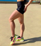 Mujer vistiendo el short deportivo de cintura alta Short Myself de LUXFEEL en color Negro, con diseño moldeador.