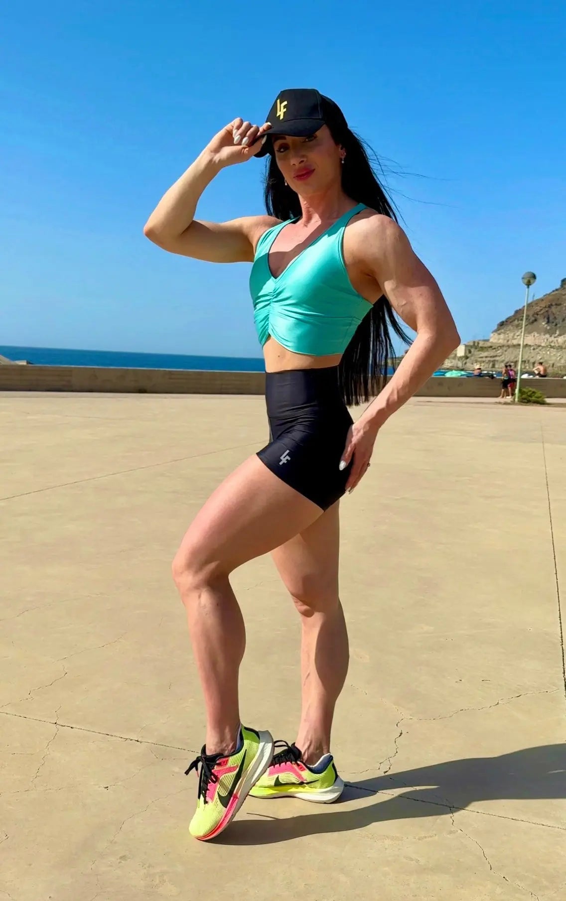 Mujer vistiendo el short deportivo de cintura alta Short Myself de LUXFEEL en color Negro, con diseño moldeador.