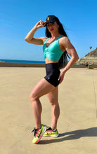 Mujer vistiendo el short deportivo de cintura alta Short Myself de LUXFEEL en color Negro, con diseño moldeador.