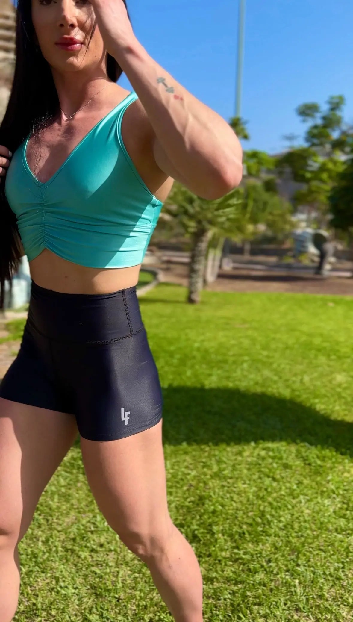 Mujer vistiendo el short deportivo de cintura alta Short Myself de LUXFEEL en color Negro, con diseño moldeador.