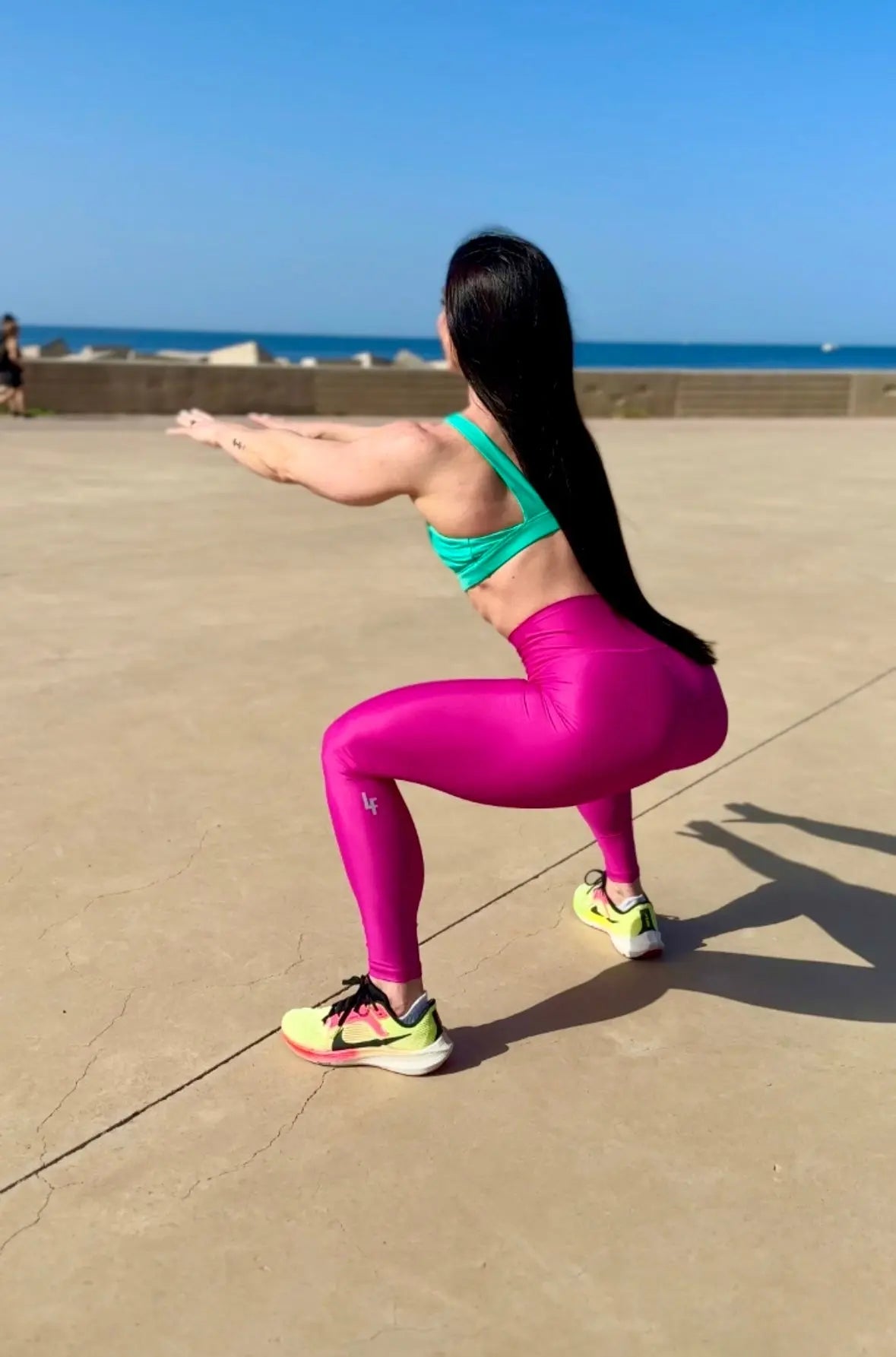 Mujer vistiendo los leggings compresivos de cintura alta Legging Myself de LUXFEEL en color Rosa purpura / Rosa Bixbita, que ofrecen un efecto segunda piel.