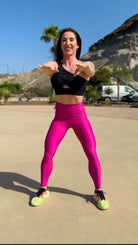 Mujer vistiendo los leggings compresivos de cintura alta Legging Myself de LUXFEEL en color Rosa purpura / Rosa Bixbita, que ofrecen un efecto segunda piel.