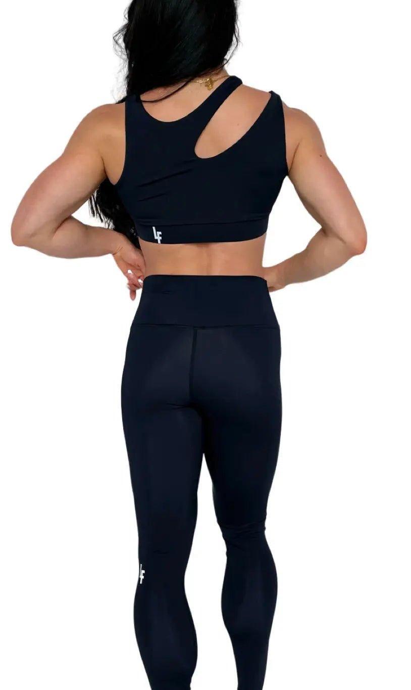 Mujer vistiendo los leggings compresivos de cintura alta Legging Myself de LUXFEEL en color Negro, que ofrecen un efecto segunda piel.