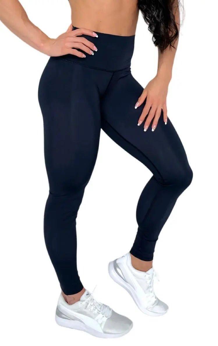 Mujer vistiendo los leggings compresivos de cintura alta Legging Myself de LUXFEEL en color Negro, que ofrecen un efecto segunda piel.