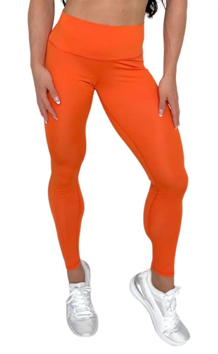 Mujer vistiendo los leggings compresivos de cintura alta Legging Myself de LUXFEEL en color Naranja, que ofrecen un efecto segunda piel.
