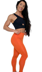 Mujer vistiendo los leggings compresivos de cintura alta Legging Myself de LUXFEEL en color Naranja, que ofrecen un efecto segunda piel.