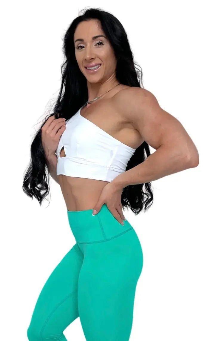 Mujer vistiendo los leggings compresivos de cintura alta Legging Myself de LUXFEEL en color Verde Menta, que ofrecen un efecto segunda piel.