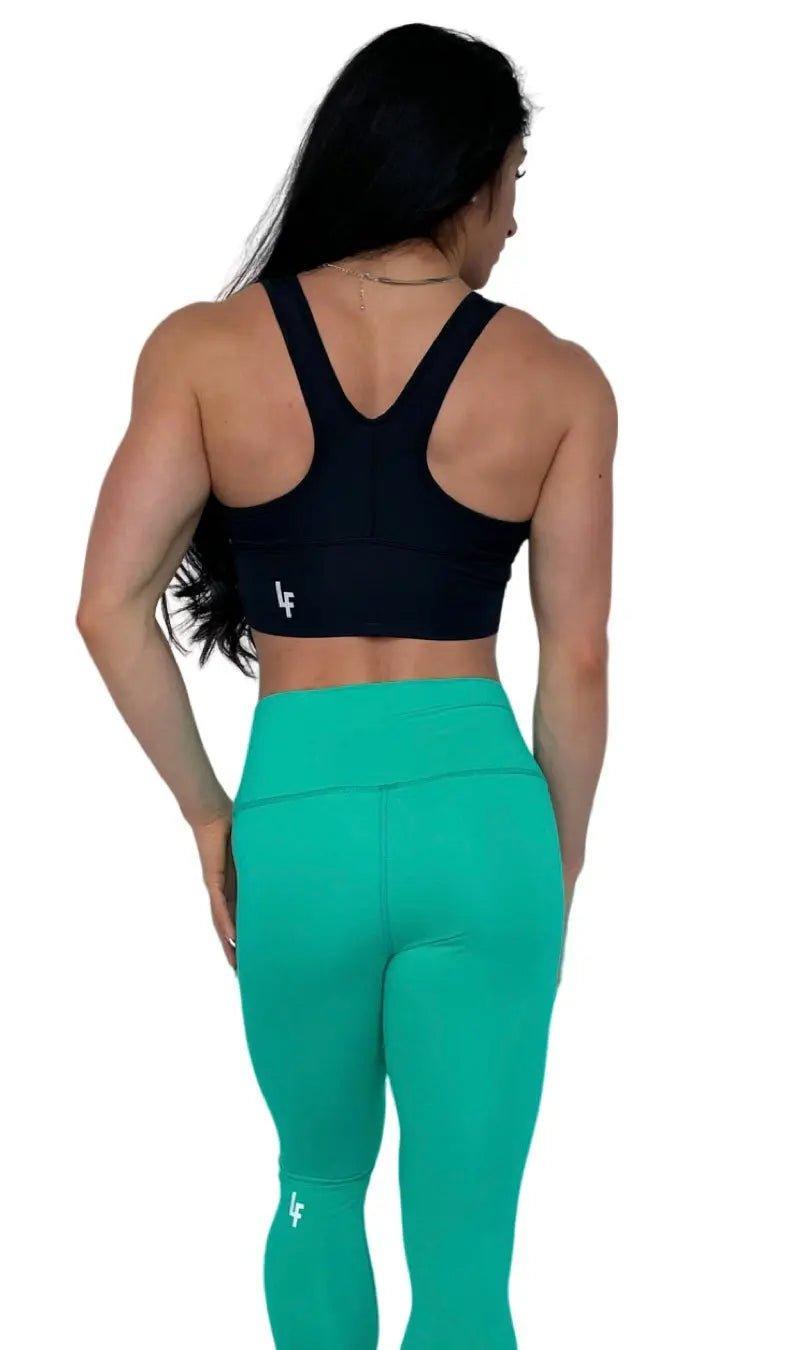 Mujer vistiendo los leggings compresivos de cintura alta Legging Myself de LUXFEEL en color Verde Menta, que ofrecen un efecto segunda piel.
