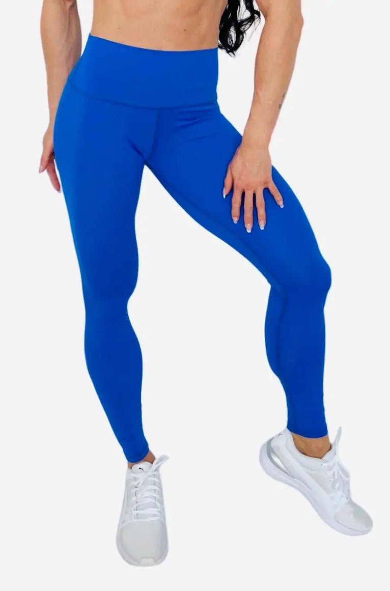 Mujer vistiendo los leggings compresivos de cintura alta Legging Myself de LUXFEEL en color Azul, que ofrecen un efecto segunda piel.